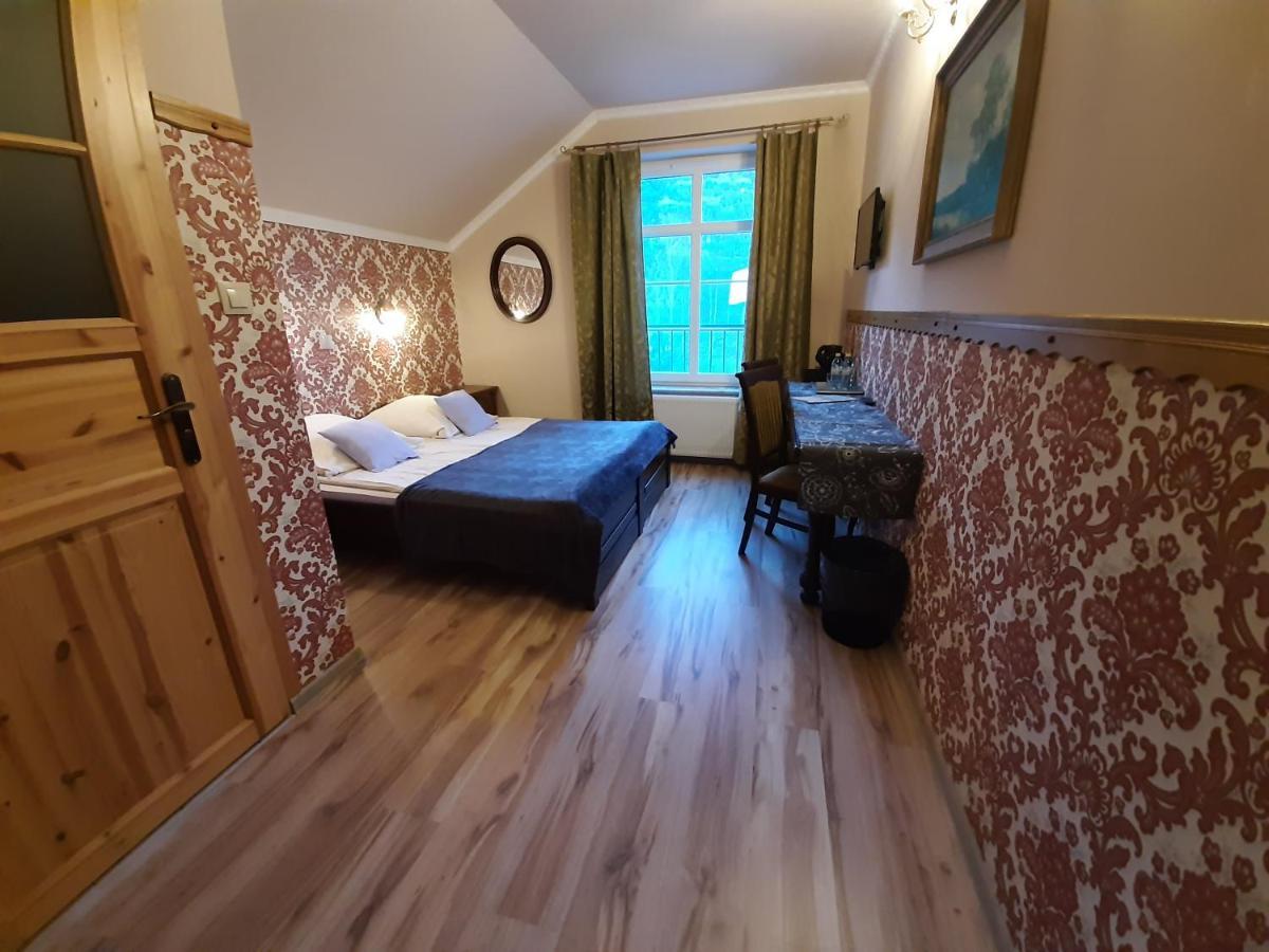 Dworek Bursztynowe Piaski Bed and breakfast *